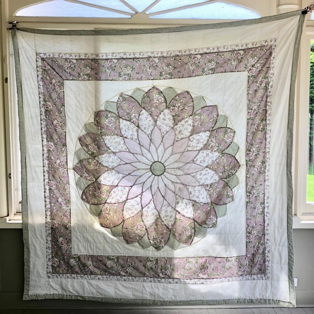 Vtg Giant Dahlia Ditsy Floral Patchwork Quilted Flower Quilt Bedspread Comforter